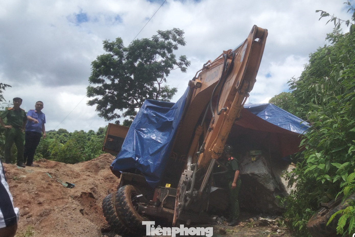 Lực lượng chức năng có mặt tại hiện trường,... Lực lượng chức năng có mặt tại hiện trường,...