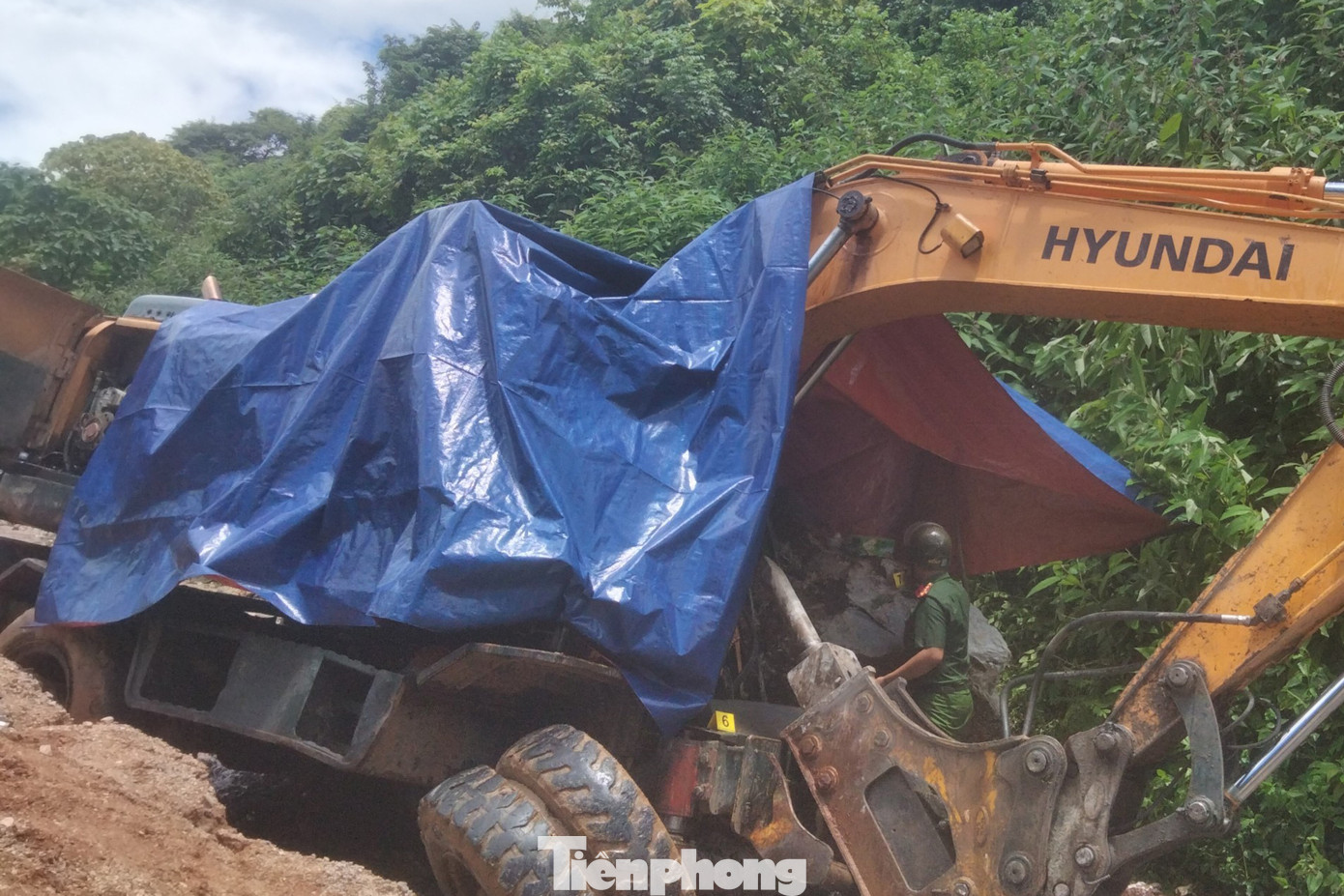 Xe máy xúc bị đá lăn trúng dẫn đến biến dạng. Xe máy xúc bị đá lăn trúng dẫn đến biến dạng.