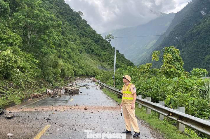 ...để đảm bảo an toàn và điều tiết giao thông. ...để đảm bảo an toàn và điều tiết giao thông.