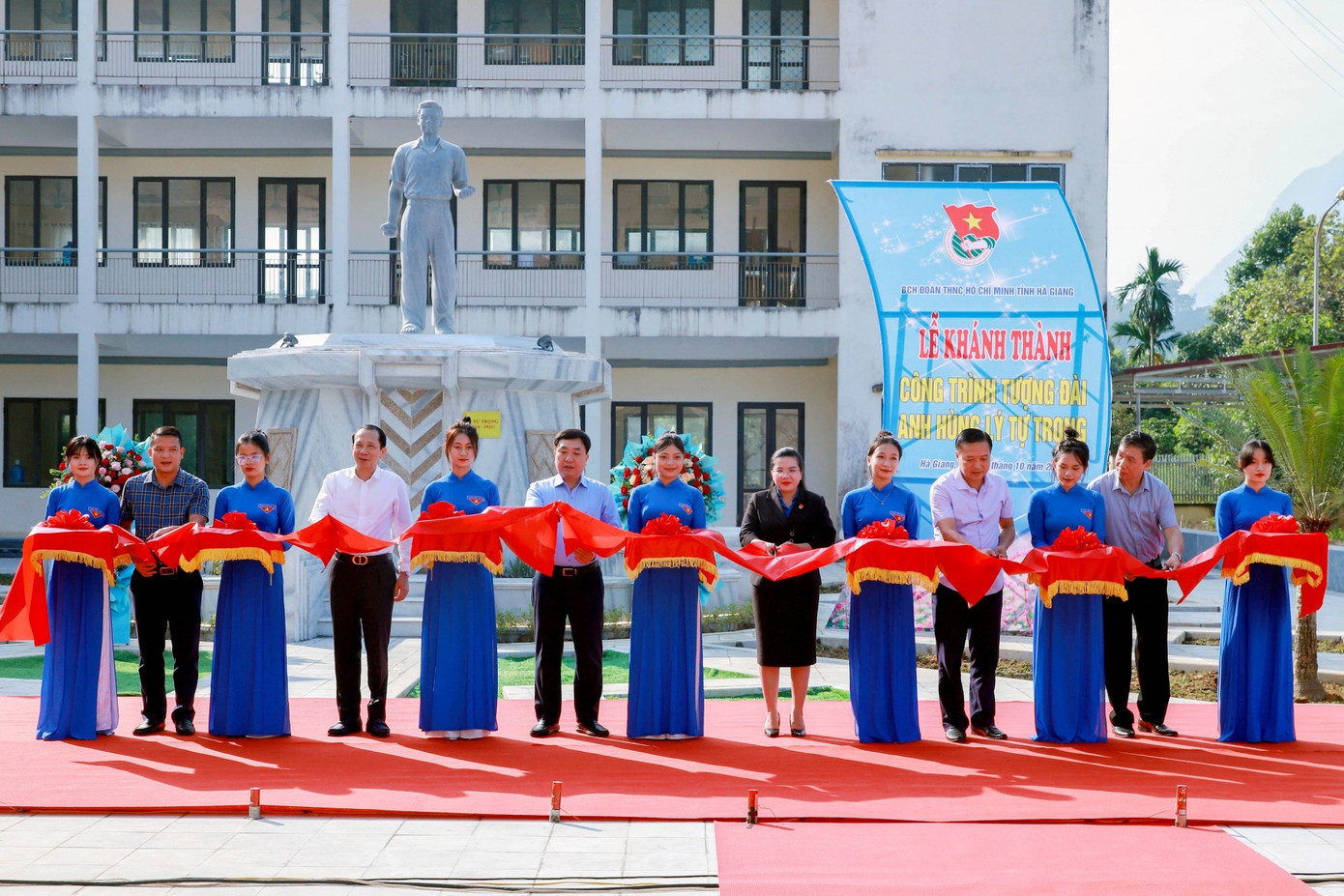 Các đại biểu cắt băng khánh thành Tượng đài Anh hùng Lý Tự Trọng. Ảnh: Báo Hà Giang