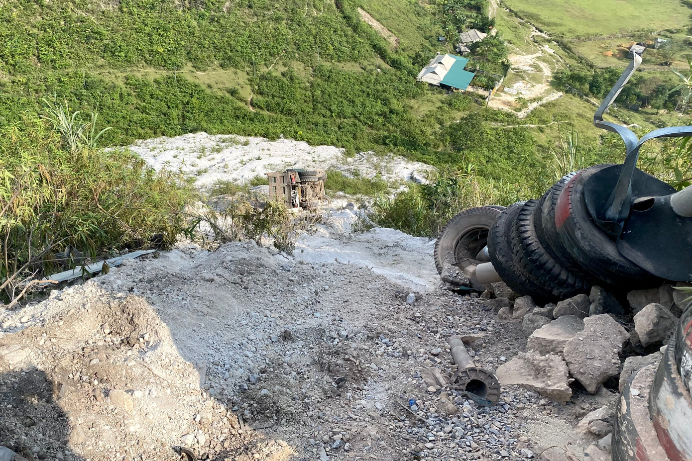 Xe ô tô tải mất phanh lao xuống vực sâu 20m.