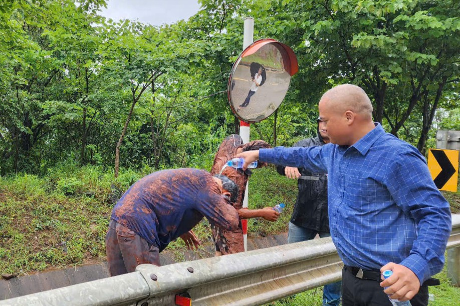 Những người gặp nạn bị bùn đất dính lên khắp cơ thể.