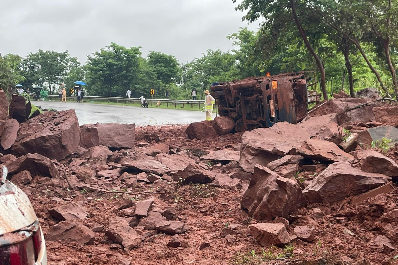 Lúc này, những tảng đá lớn từ trên cao bất ngờ sạt lở rơi trúng 2 ô tô mang BKS 99C – 106.xx và 26A-218.xx đang lưu thông theo hướng Hà Nội – Sơn La.