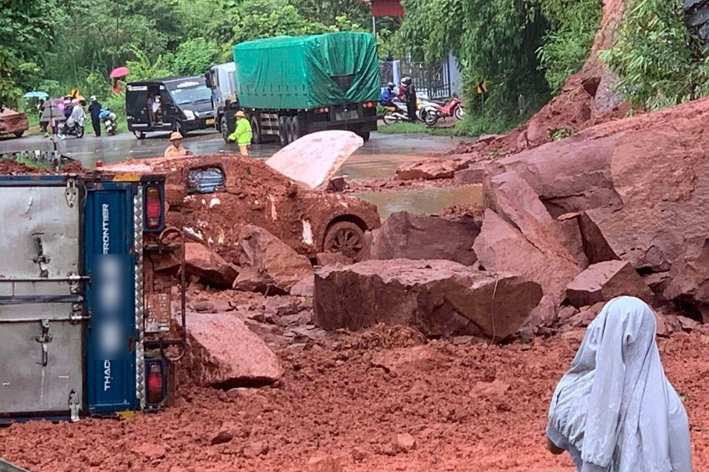 Do khối lượng đất đá sạt lở lớn và mưa to đã khiến giao thông qua khu vực này ùn tắc.