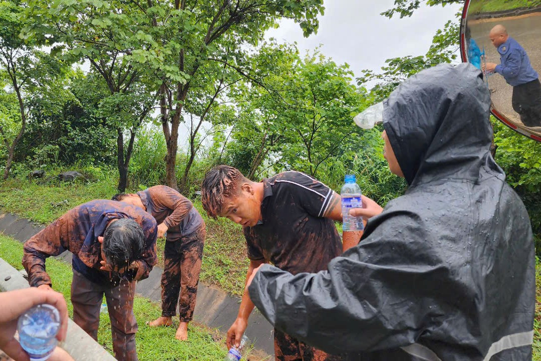 Hậu quả, 8 người trong 2 xe ô tô bị thương nhẹ.