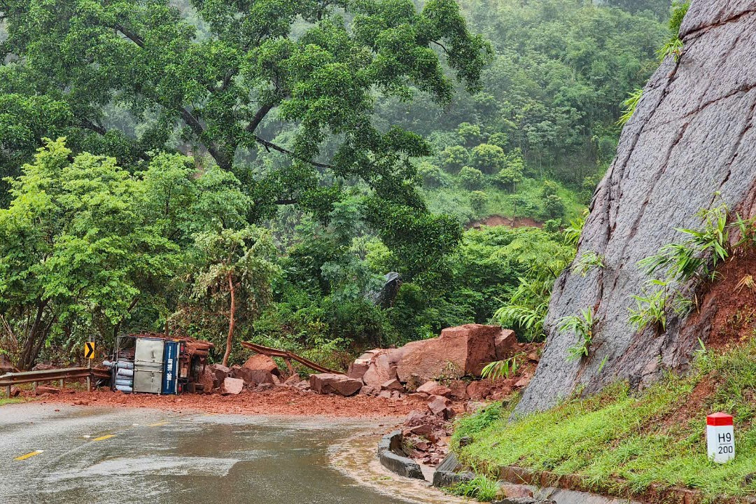 Theo đó, vào lúc 14h20, ngày 22/9, một vụ sạt lở taluy dương xảy ra tại Km200+950 Quốc lộ 6, đoạn qua xã Chiềng Hắc, huyện Mộc Châu.