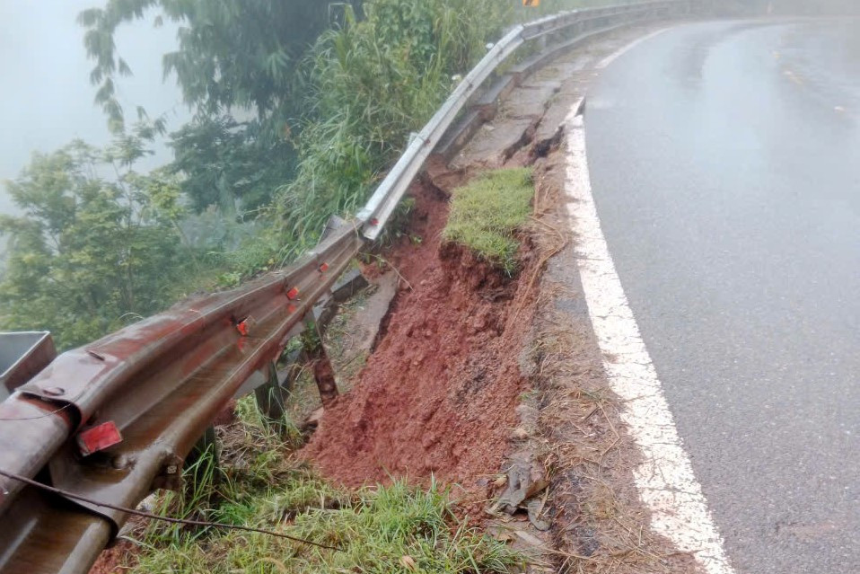 Một số đoạn hộ lan đường bị sạt trượt, nguy cơ mất an toàn giao thông.