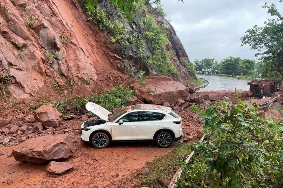 Do khối lượng đất đá sạt lở lớn và mưa to đã khiến giao thông qua khu vực này ùn tắc.