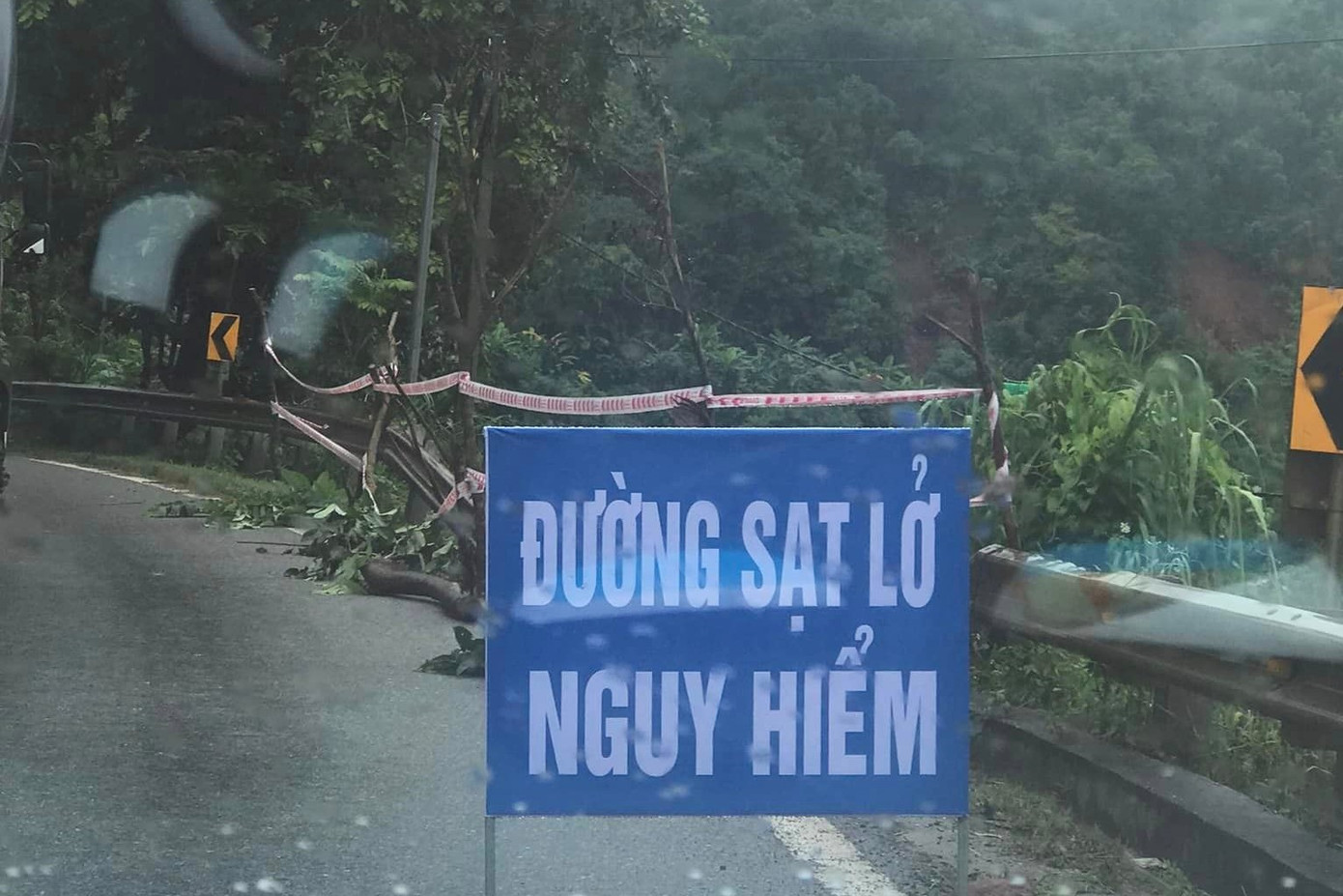 Lực lượng CSGT đã giăng dây, đặt biển cảnh báo nhằm đảm bảo an toàn cho người dân.