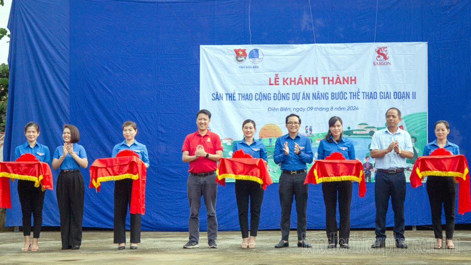 Các đơn vị cắt băng khánh thành công trình Sân thể thao cộng đồng. Ảnh: Báo Điện Biên Các đơn vị cắt băng khánh thành công trình Sân thể thao cộng đồng. Ảnh: Báo Điện Biên