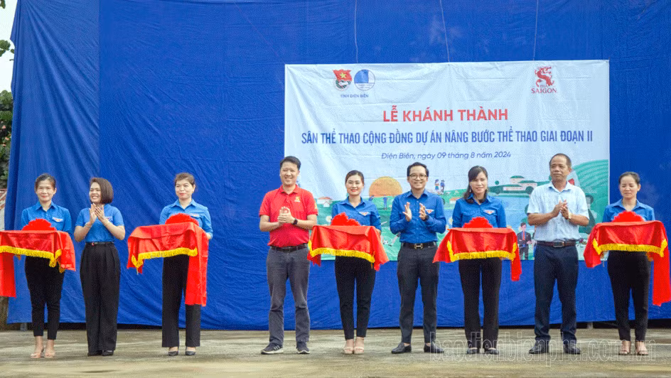 Các đơn vị cắt băng khánh thành công trình Sân thể thao cộng đồng. Ảnh: Báo Điện Biên Các đơn vị cắt băng khánh thành công trình Sân thể thao cộng đồng. Ảnh: Báo Điện Biên