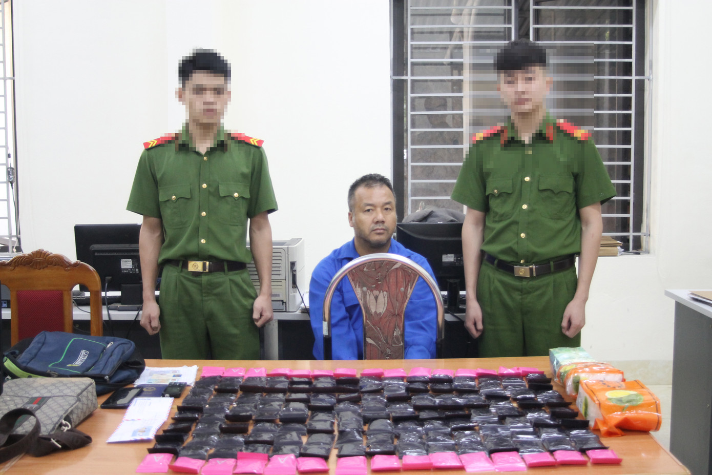 Đối tượng Nguyễn Anh Ngọc cùng lượng lớn ma túy bị thu giữ. Ảnh: CACC