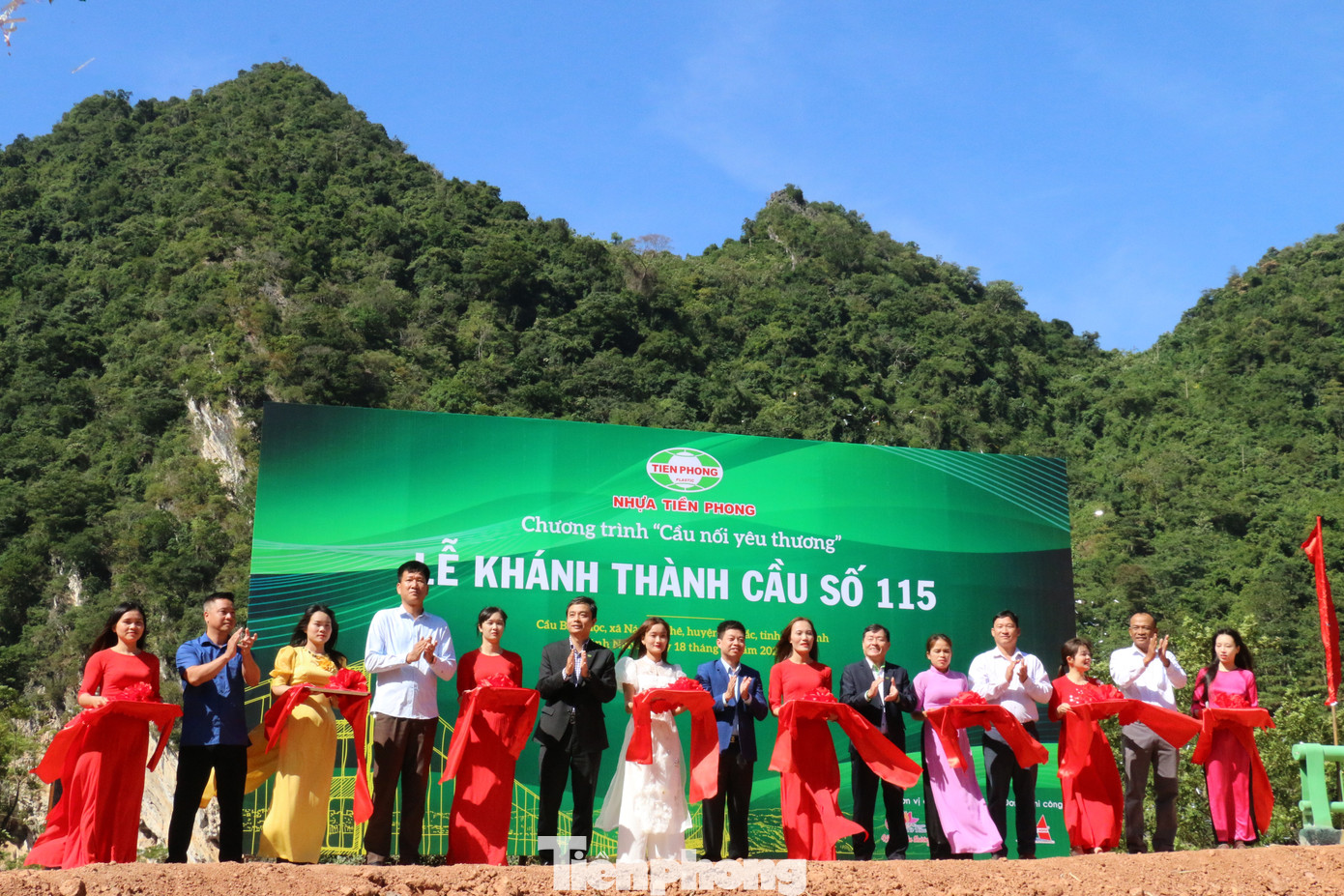 Cắt băng khánh thành cầu Bản Mọc.