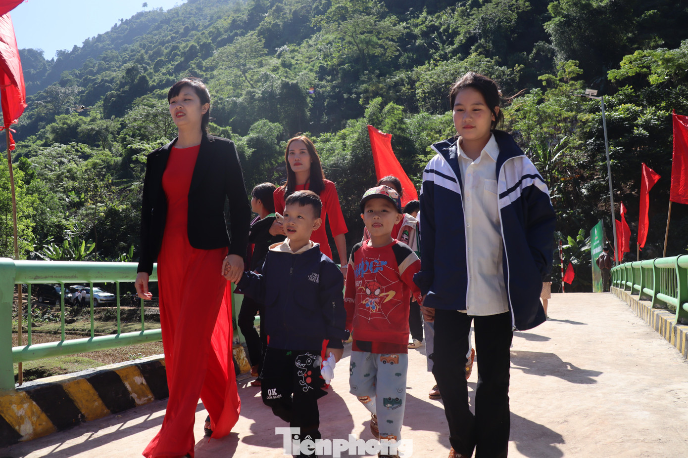 Người dân và các em nhỏ phấn khởi khi có cây cầu mới.