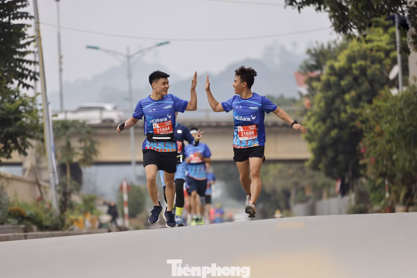 Thời tiết thuận lợi cùng với tinh thần đoàn kết, sẻ chia và trách nhiệm cộng đồng đã giúp các vận động viên nhanh chóng bứt phá về đích.