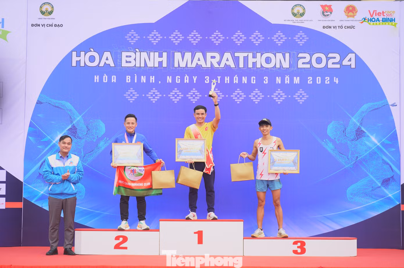 Tại nội dung 21km, ban tổ chức còn trao giải nam, nữ lứa tuổi dưới 30 tuổi, từ 30 – 45 tuổi và trên 45 tuổi.