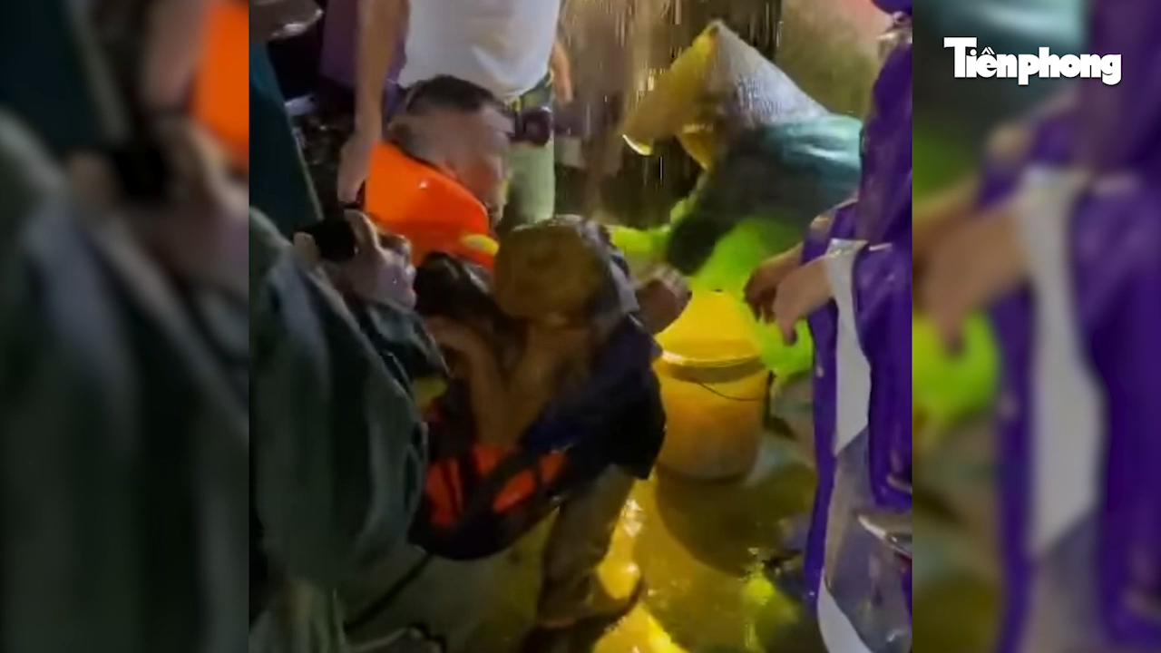 Một bé trai được tìm thấy trong tình trạng tỉnh táo.