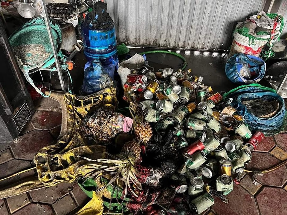 Tại hiện trường, bên trong các kiot cháy thì toàn bộ các vật dụng, chai lọ đều bị biến dạng.