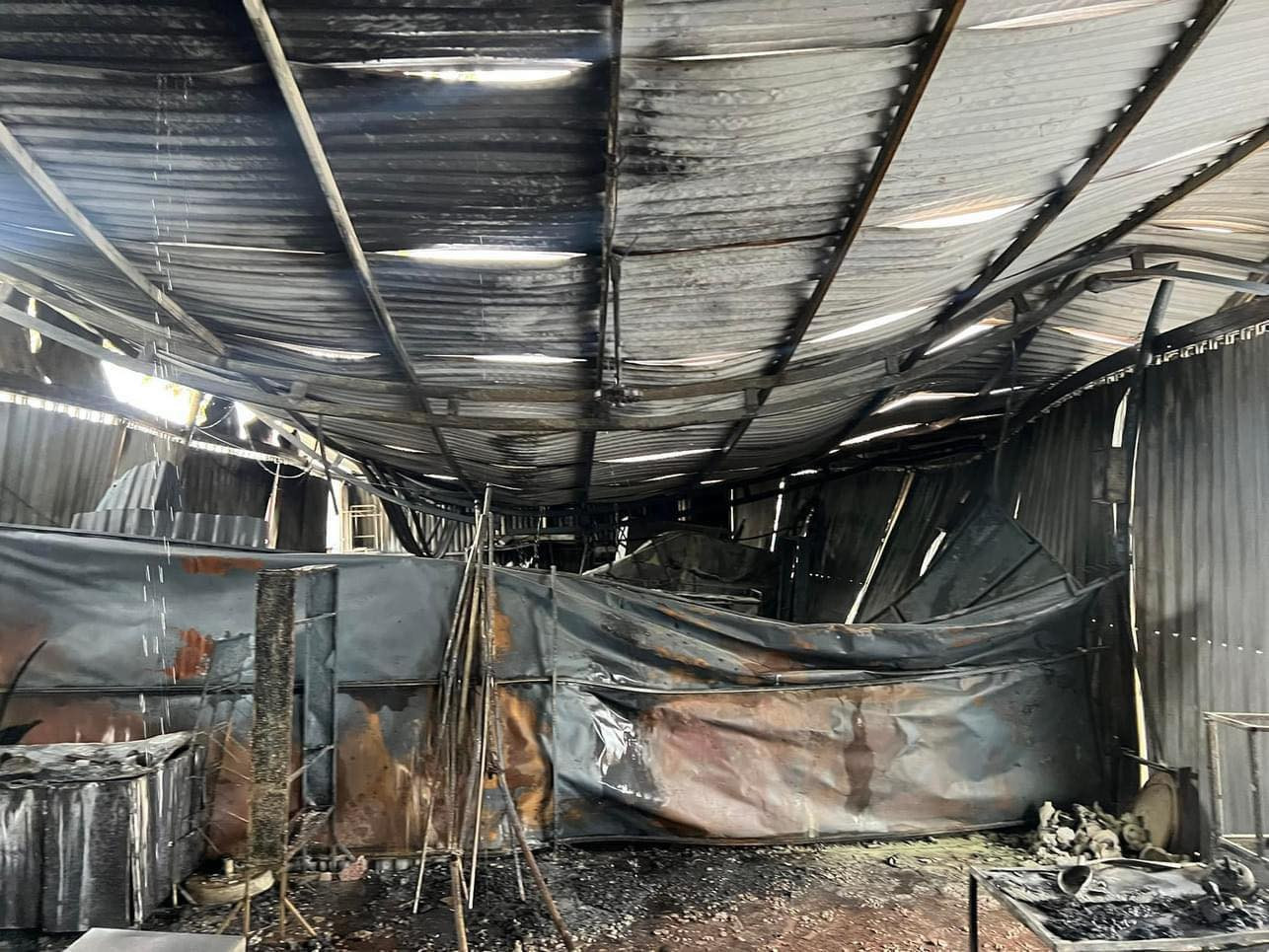 Đến hơn 3h cùng ngày, lực lượng chức năng đã dập tắt được đám cháy.