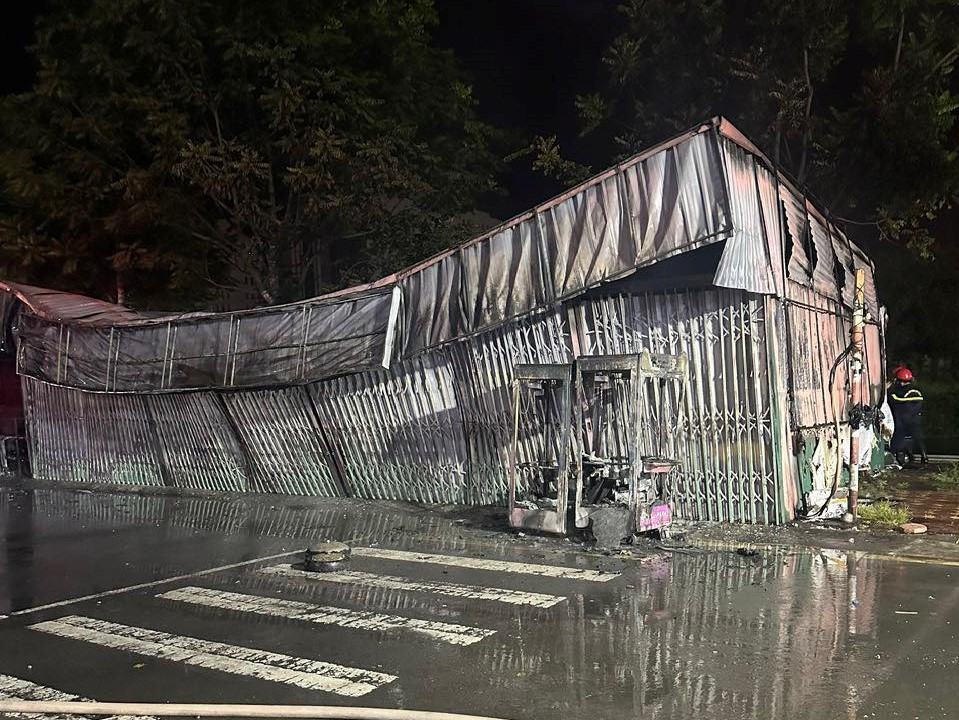 Được biết, khi xảy ra vụ cháy, các ki-ốt trong tình trạng khóa ngoài, không có người trông coi, cháy từ trong ra ngoài.