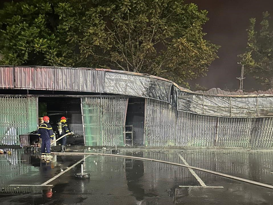 Nhận được tin báo cháy, Phòng Cảnh sát phòng cháy chữa cháy và cứu nạn, cứu hộ Công an tỉnh Hòa Bình đã xuất 2 xe chữa cháy và 1 xe tiếp nước cùng 20 cán bộ, chiến sĩ đến hiện trường khẩn trương triển khai công tác dập lửa.