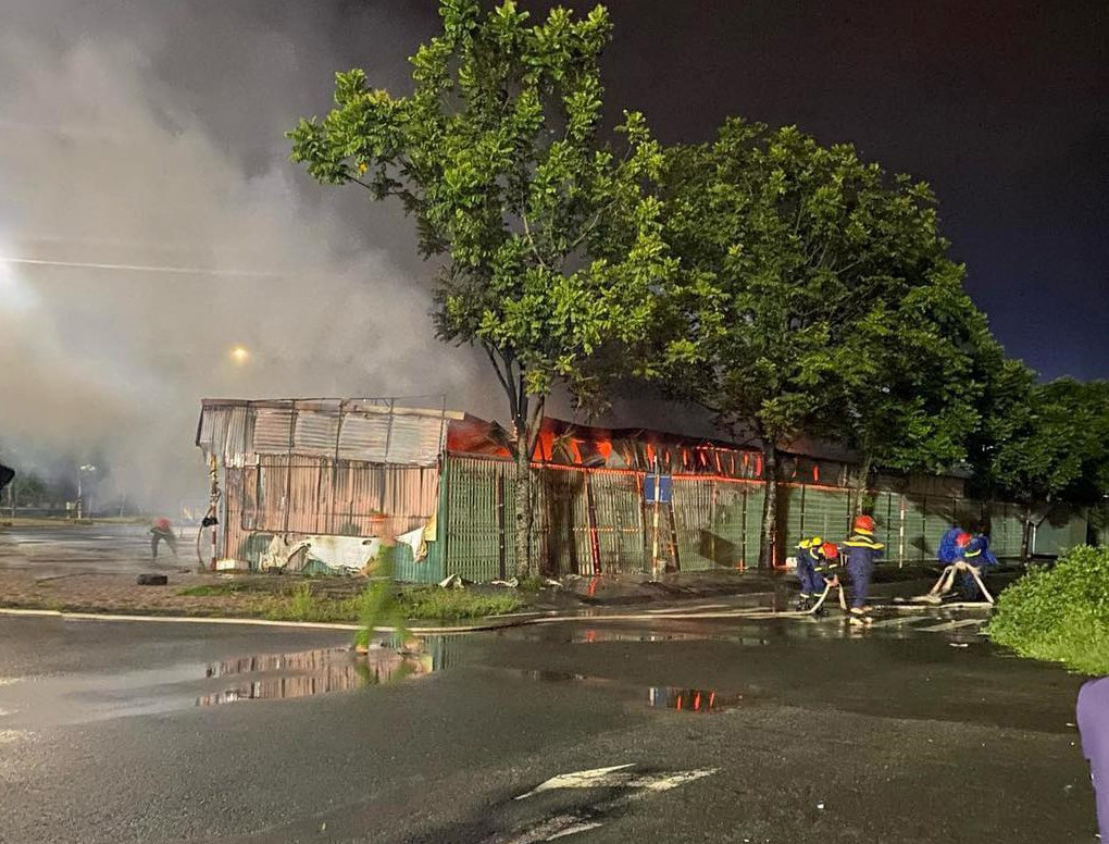 Công an tỉnh Hòa Bình thông tin, vào khoảng 2h40 ngày 16/7,đám cháy lớn xảy ra tại dãy ki-ốt khu vực Quảng trường Hòa Bình thuộc phường Phương Lâm (thành phố Hòa Bình).