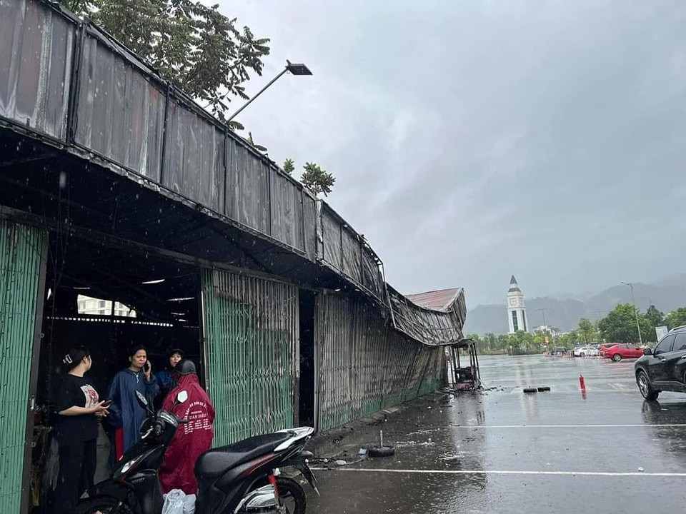 Tuy nhiên, đám cháy khiến tài sản trong 7 ki-ốt bị thiêu hủy hoàn toàn.