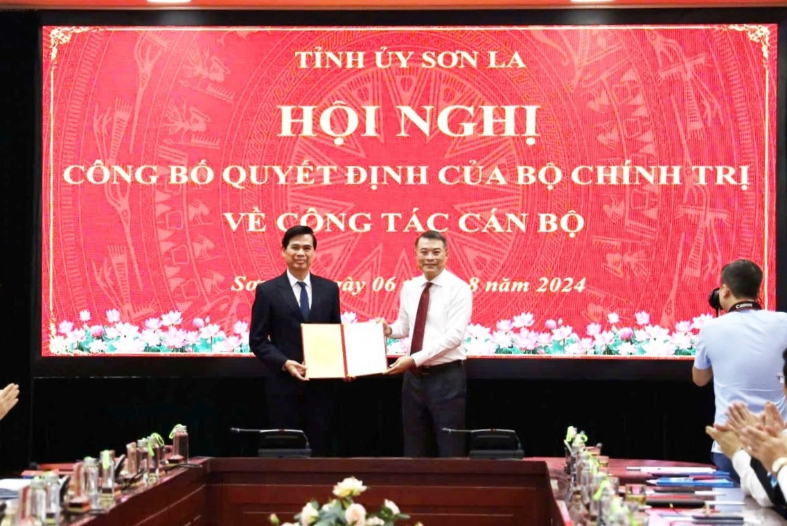 Trưởng ban Tổ chức Trung ương Lê Minh Hưng trao quyết định cho Bí thư Tỉnh ủy Sơn La Hoàng Quốc Khánh. Ảnh: Đài PTTH Sơn La.