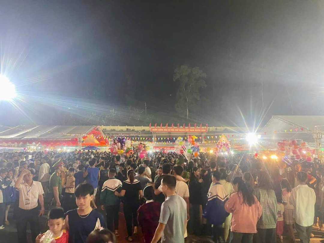 Hàng nghìn người dân đến tham gia phiên chợ vùng cao.