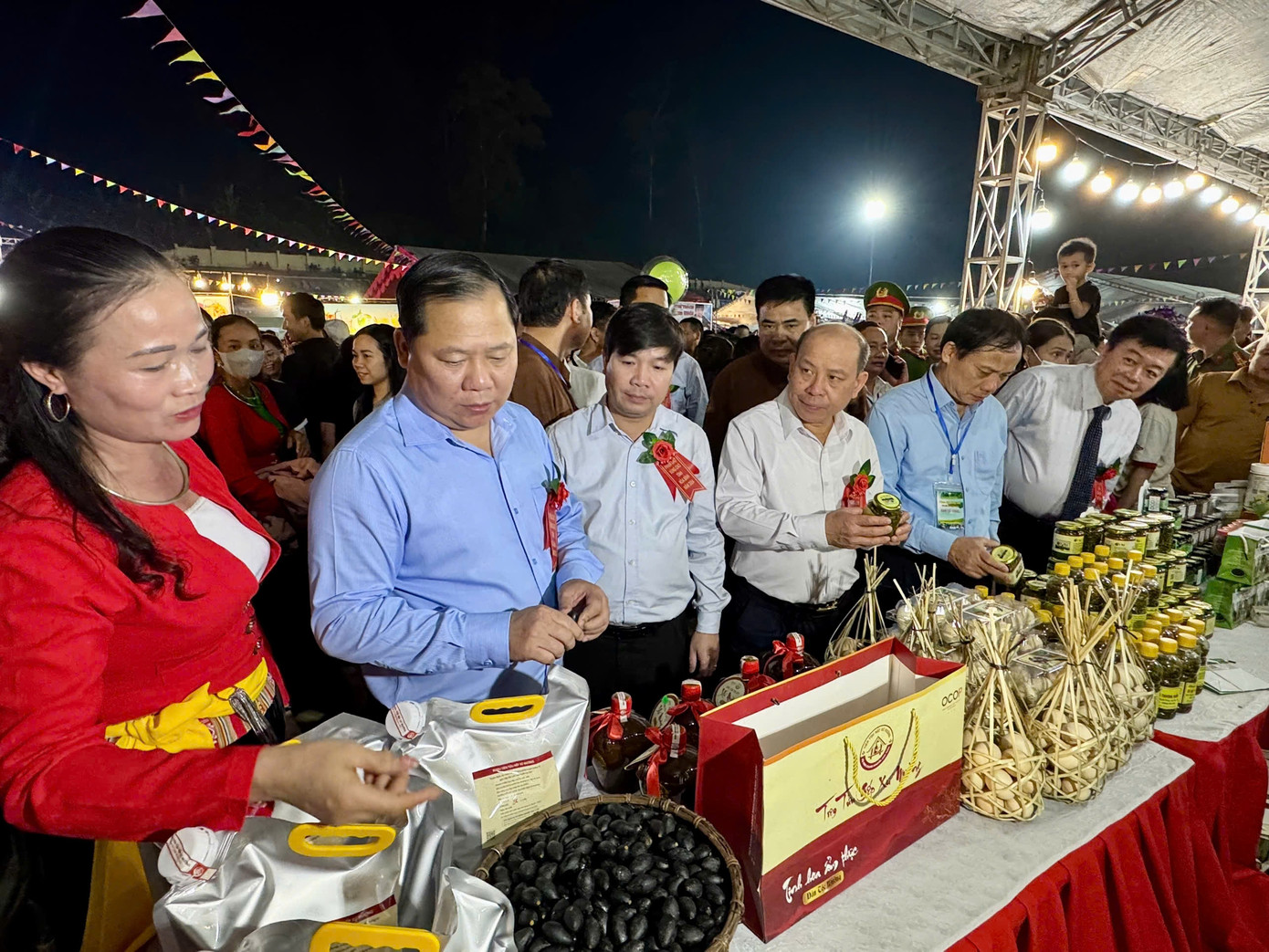 Có hơn 100 gian hàng gồm các sản phẩm đặc trưng của địa phương.