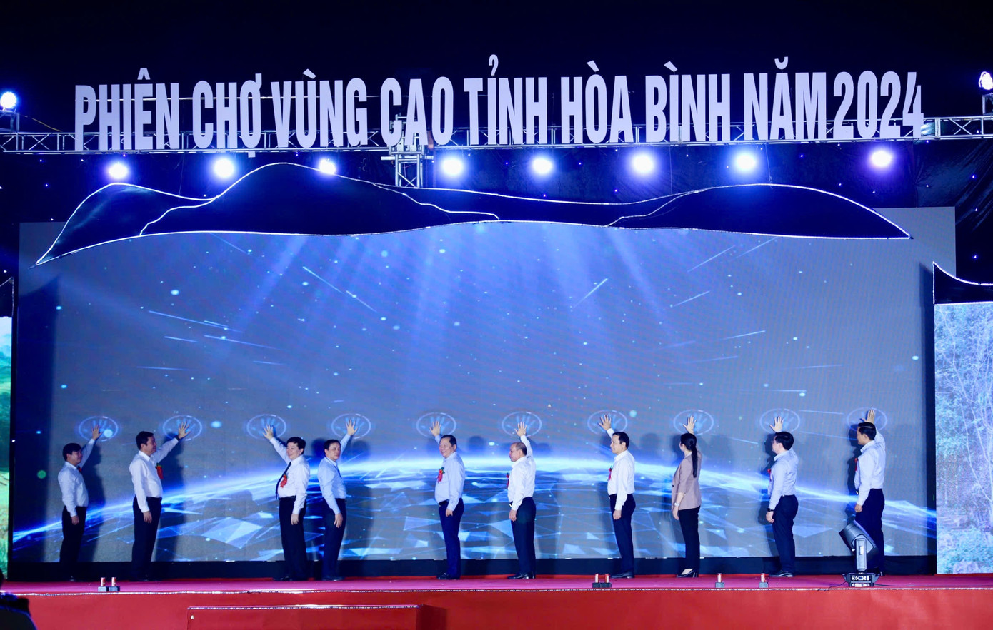 Lãnh đạo tỉnh bấm nút khai mạc Phiên chợ vùng cao tỉnh Hòa Bình năm 2024.