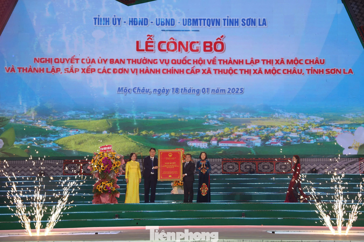 Bà Nguyễn Thị Thanh, Phó Chủ tịch Quốc hội trao Nghị quyết của Ủy ban Thường vụ Quốc hội về thành lập thị xã Mộc Châu. Bà Nguyễn Thị Thanh, Phó Chủ tịch Quốc hội trao Nghị quyết của Ủy ban Thường vụ Quốc hội về thành lập thị xã Mộc Châu.