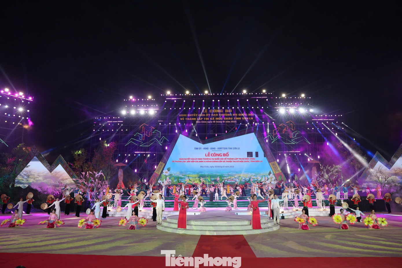 Toàn cảnh lễ công bố thành lập thị xã Mộc Châu. Toàn cảnh lễ công bố thành lập thị xã Mộc Châu.