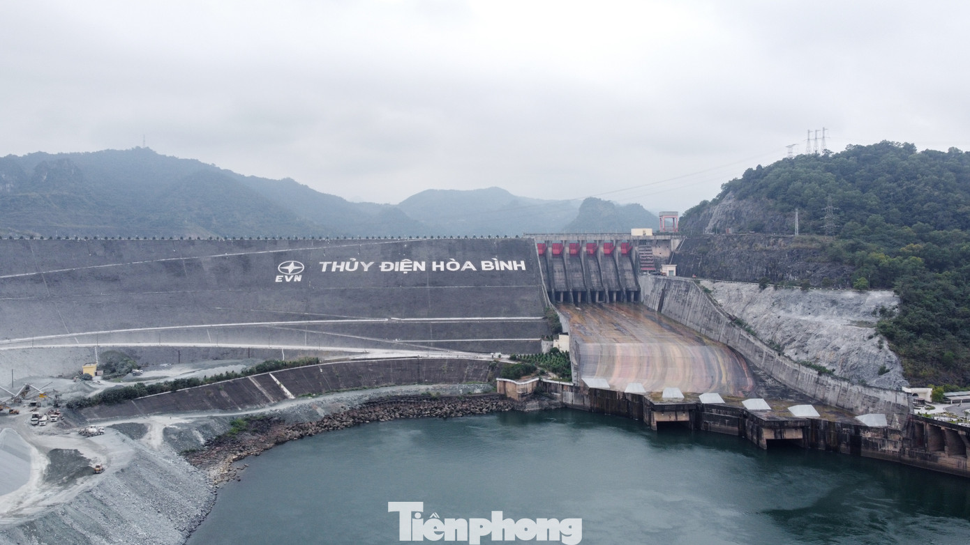 Đến với Hòa Bình, phần lớn du khách biết về sự có mặt của Nhà máy thủy điện Hòa Bình, nằm trong khu vực vùng lòng hồ Hòa Bình – một trong những công trình thủy điện lớn nhất của nước ta.