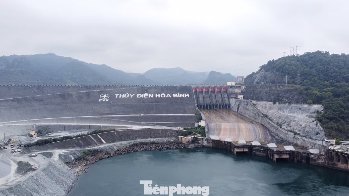 Đến với Hòa Bình, phần lớn du khách biết về sự có mặt của Nhà máy thủy điện Hòa Bình, nằm trong khu vực vùng lòng hồ Hòa Bình – một trong những công trình thủy điện lớn nhất của nước ta.