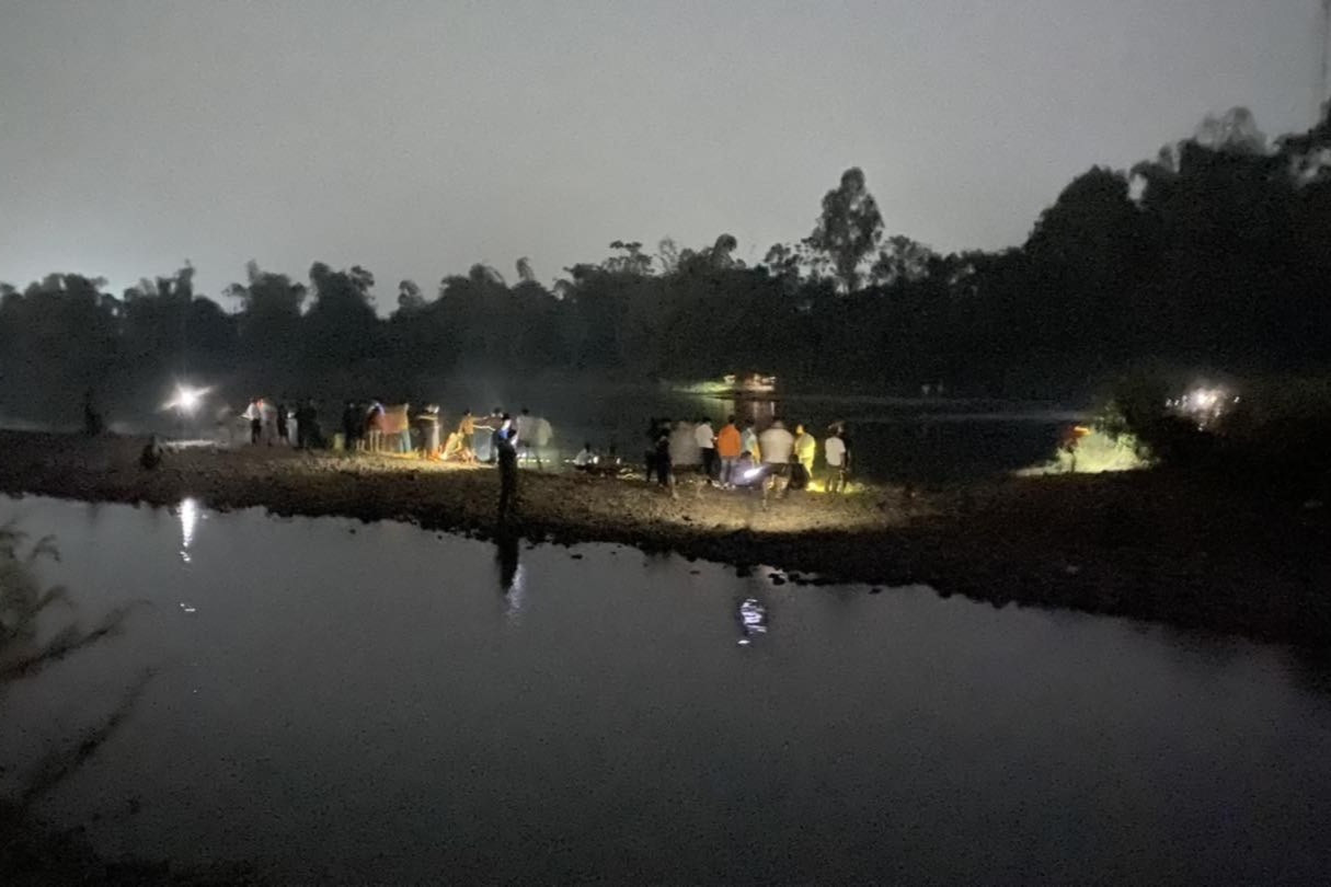 Lực lượng chức năng tìm kiếm nạn nhân đuối nước trong đêm.