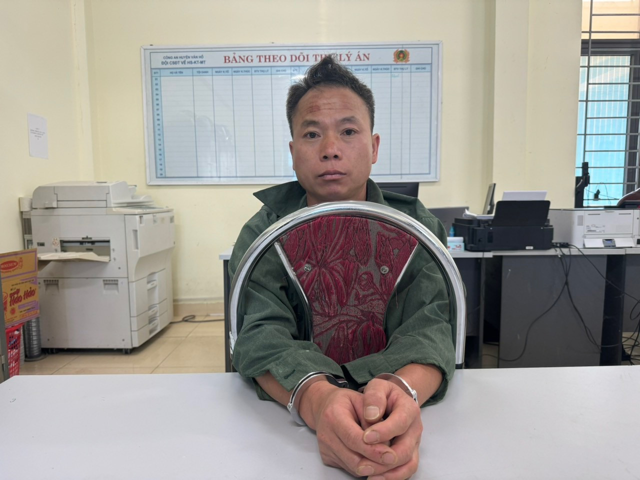 Đối tượng Sồng A Hờ tại cơ quan công an. Đối tượng Sồng A Hờ tại cơ quan công an.