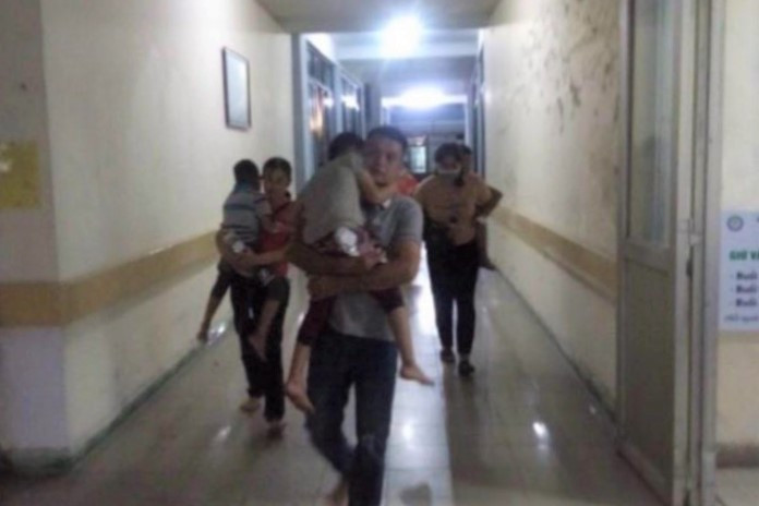 3 cháu phải chuyển đến Bệnh viện Đa khoa tỉnh Hoà Bình để điều trị.