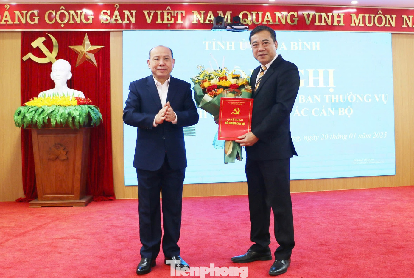 Tân Phó Bí thư Huyện ủy Cao Phong Nguyễn Văn Tâm (bên phải) nhận quyết định. Tân Phó Bí thư Huyện ủy Cao Phong Nguyễn Văn Tâm (bên phải) nhận quyết định.