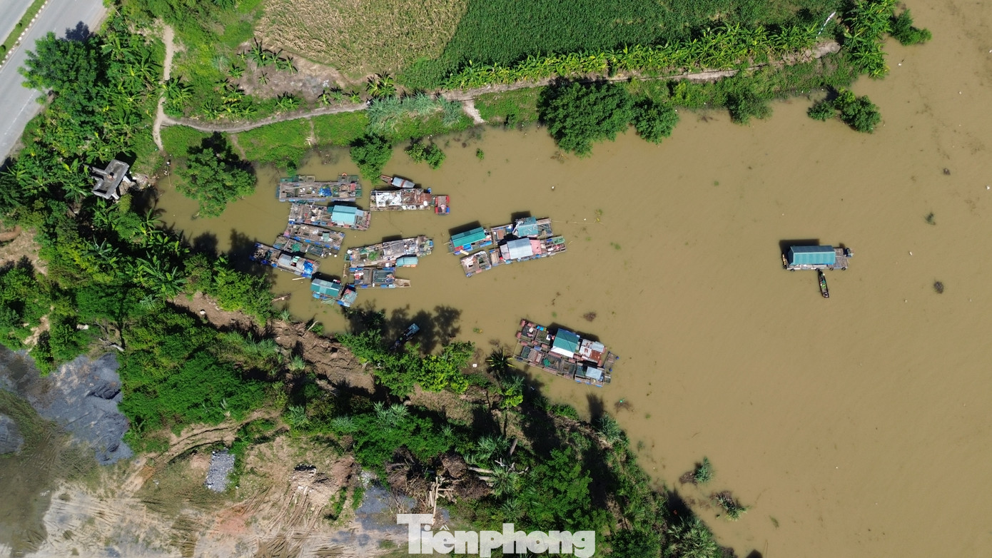 Những lồng bè nuôi cá của các hộ dân xóm vạn chài được di dời đến khu vực nước lặng. Tuy vậy vẫn không tránh khỏi những mất mát.