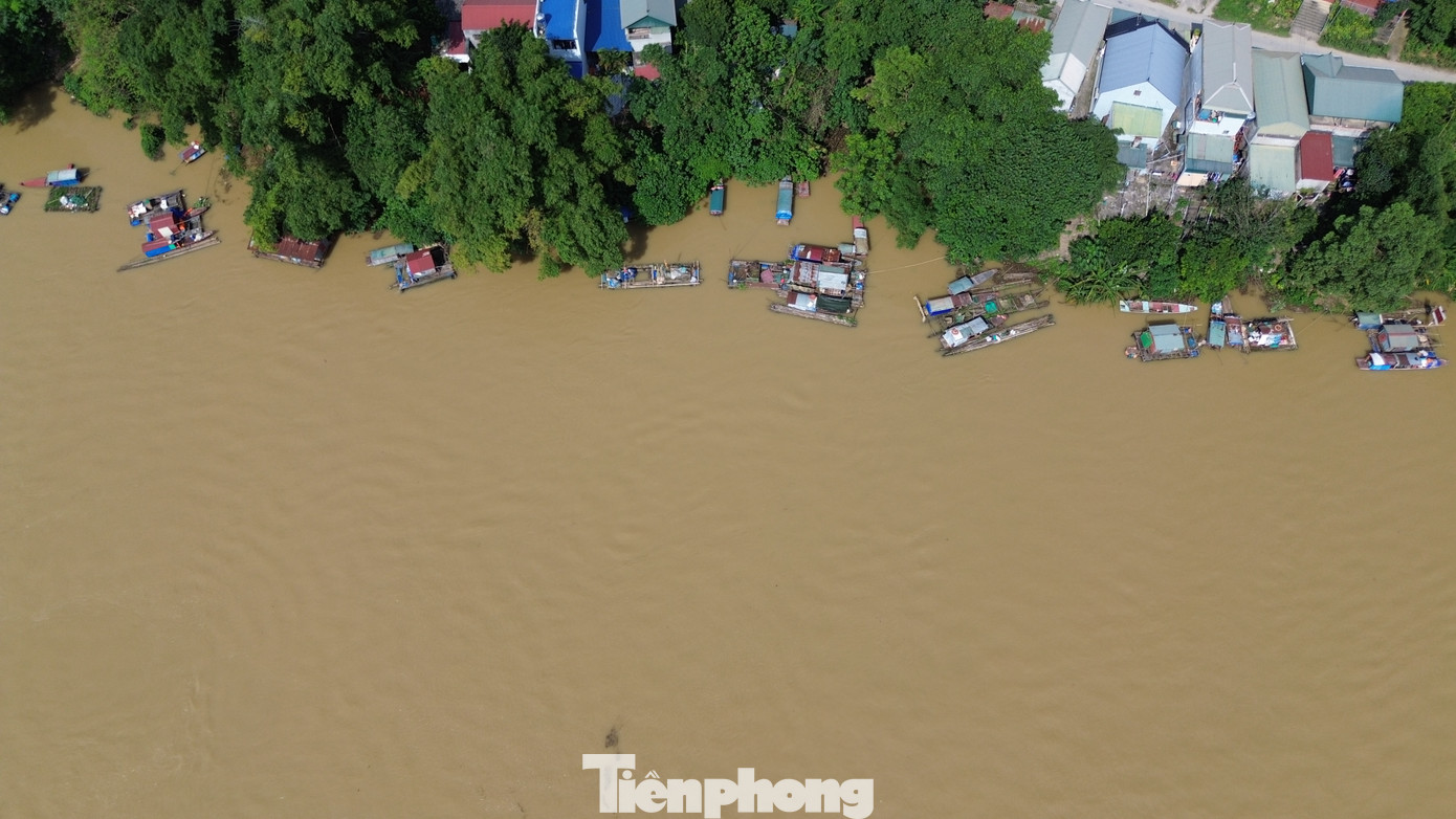 Tương tự, tại xóm Tân Thành, xã Hợp Thành, TP. Hòa Bình, có khoảng hơn 20 hộ sống bằng nghề đánh bắt và nuôi trồng thủy sản. Mỗi lần thủy điện xả lũ ảnh hưởng rất lớn đến đời sống sinh hoạt và thu nhập cũng bị giảm sút đáng kể.