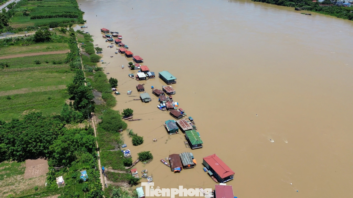 Ông Ngô Văn Thông - Trưởng xóm vạn chài, tổ 14, phường Thịnh Lang, TP. Hoà Bình cho biết, cứ mỗi khi nước sông dâng cao, cuộc sống của người dân nơi đây lại có nhiều đổi thay, từ việc mưu sinh đến các hoạt động sinh hoạt thường ngày.