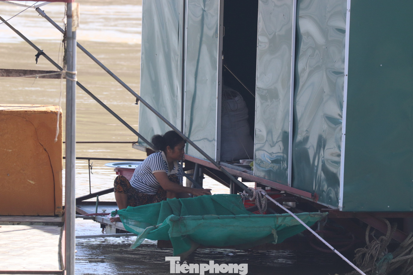 Nước sông dâng cao nhấn chìm các bụi cây tạo nơi trú ngụ cho các loài thủy sản. Những ngày này, người dân hầu như không thể đánh bắt được loại thủy sản nào.