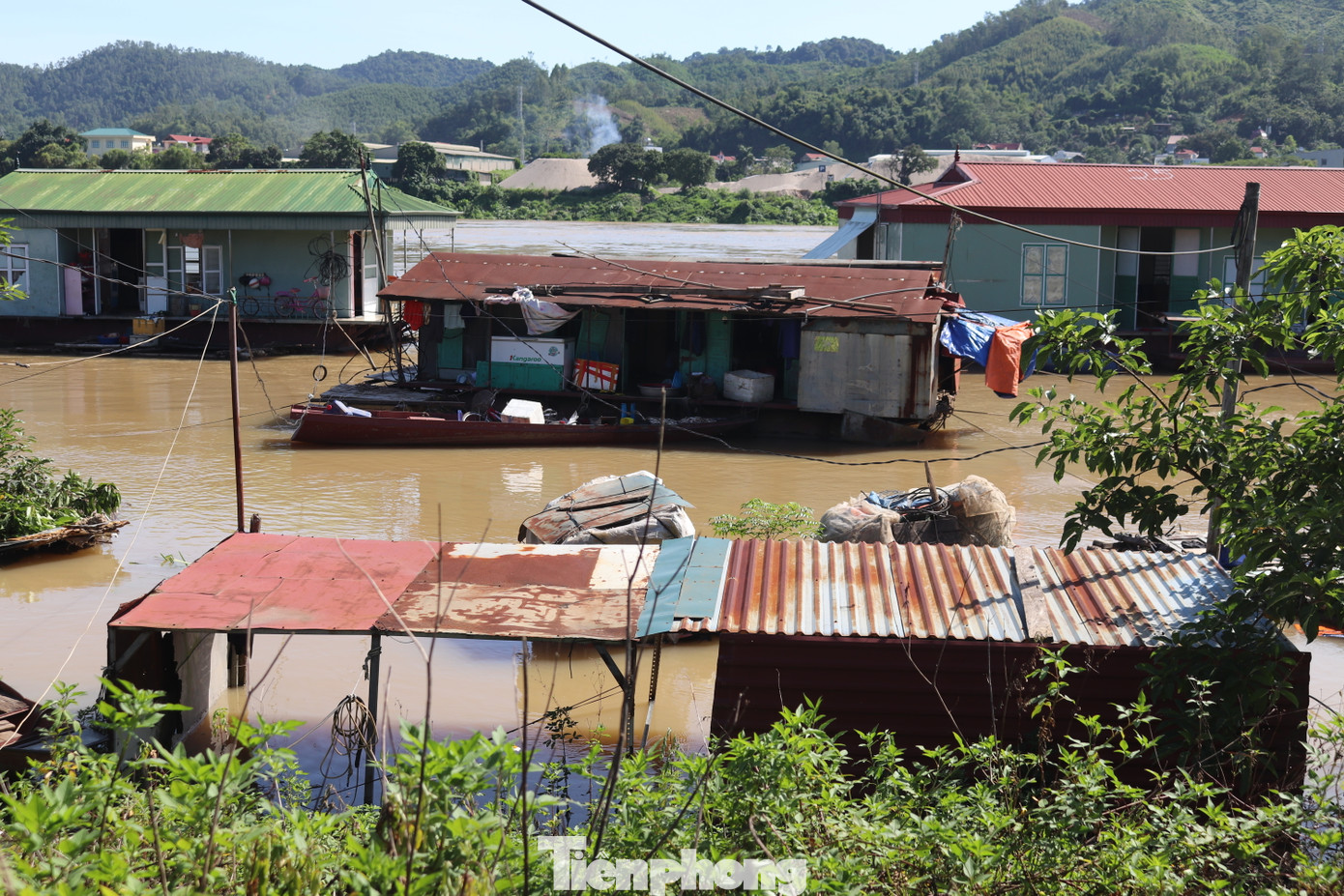 Trao đổi với Tiền Phong, ông Lê Thanh Bình - Chủ tịch UBND phường Thịnh Lang, cho hay, trước và trong thời điểm hồ Thủy điện Hòa Bình mở cửa xả đáy, chính quyền phường đã tuyên truyền, vận động đến bà con các biện pháp đảm bảo an toàn. Đồng thời, phường cử cán bộ trực ngày đêm cùng người dân trong thời gian xả lũ.