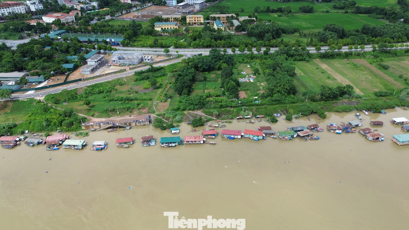 Ngày 8/8, phóng viên báo Tiền Phong có mặt tại xóm vạn chài thuộc tổ 14, phường Thịnh Lang, TP. Hòa Bình. Theo ghi nhận, mực nước sông Đà dâng cao, làng chài lênh đênh trên biển nước.