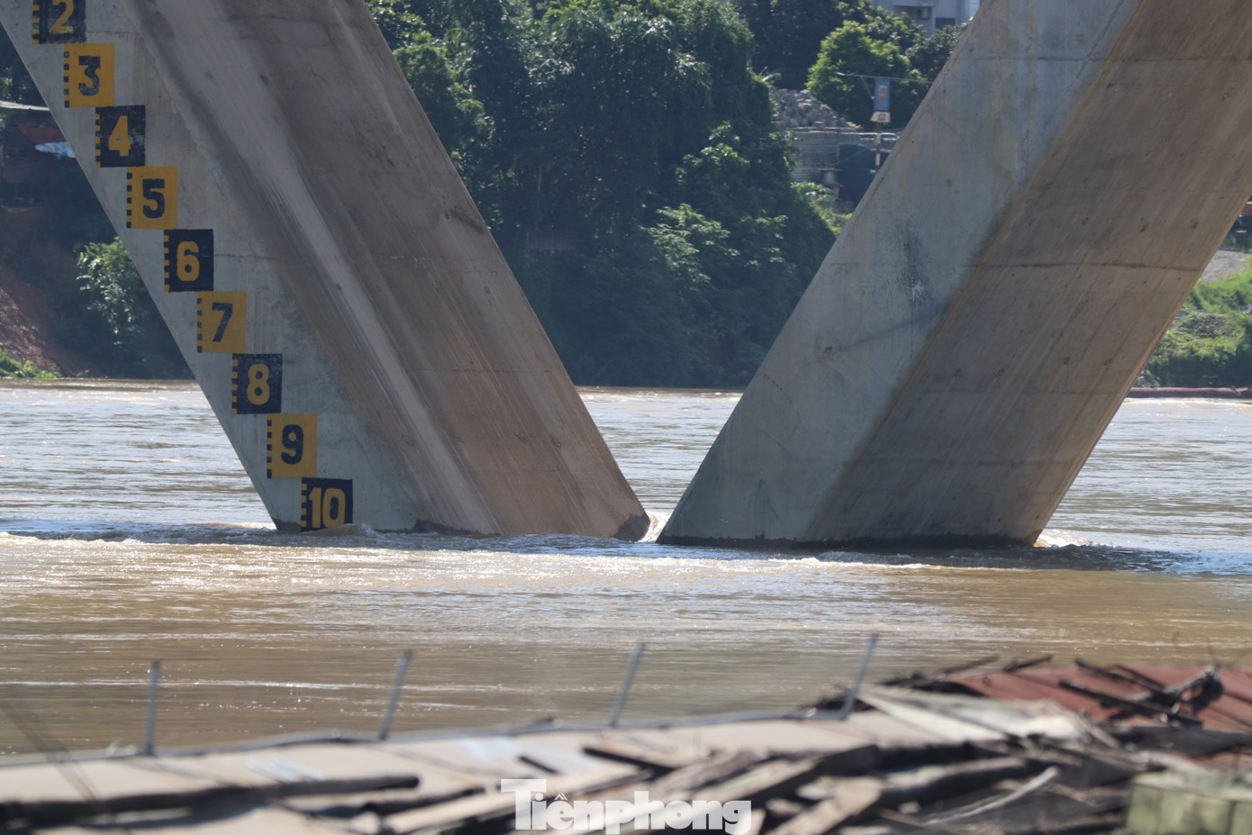 Theo bản tin dự báo thủy văn tỉnh Hòa Bình, mực nước hạ lưu sông Đà ngày 8/8 dao động khoảng 16m. Tại cầu Hòa Bình 3, thước đo cho thấy mực nước sông Đà cách mặt cầu hơn 10m.