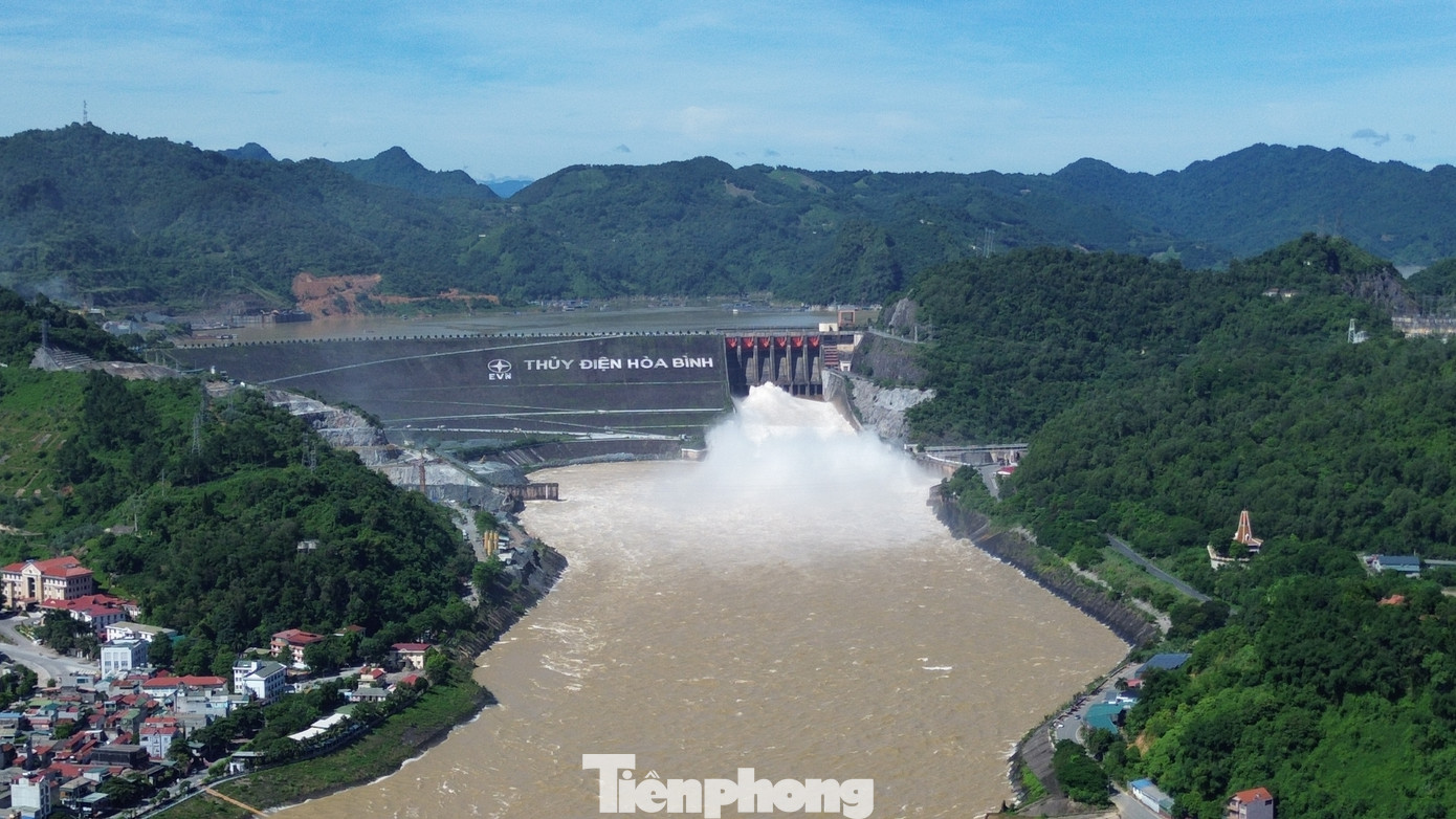 Sau các đợt xả lũ của nhà máy thủy điện Hòa Bình, mực nước sông Đà dâng cao, tác động không nhỏ đến cuộc sống của người dân tại khu vực hạ lưu.