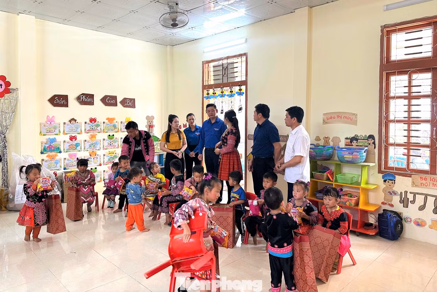 Công trình được xây dựng với quy mô 1 phòng học 42m2 và 1 nhà vệ sinh khép kín do Trung tâm Tình nguyện Quốc gia, Dự án Sức mạnh 2000 kêu gọi tài trợ và Dự án Nuôi em hỗ trợ với tổng trị giá 210 triệu đồng.