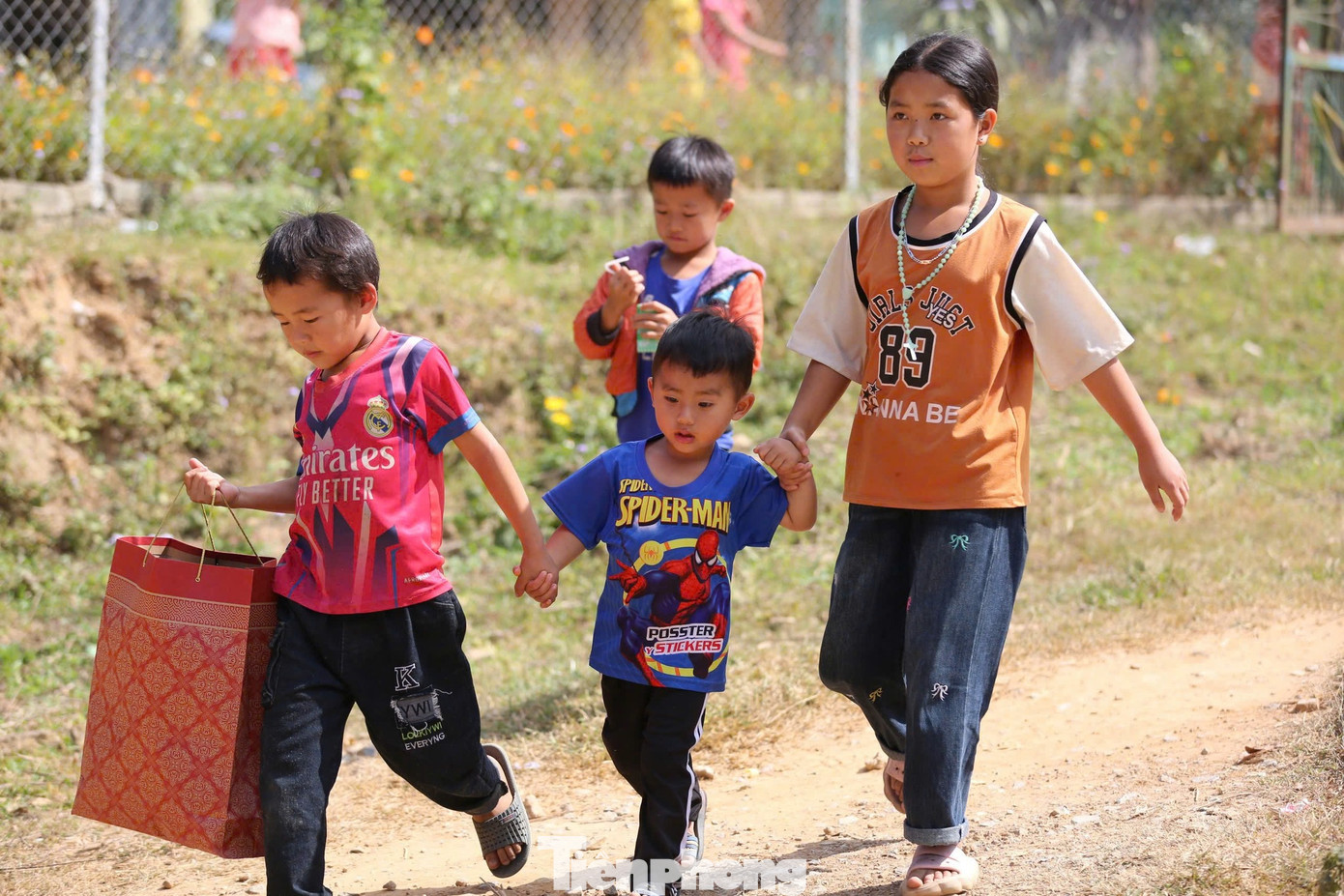Công trình “Trường đẹp cho em” giúp các em có ngôi trường mới, khang trang, đầy đủ tiện nghi phục vụ học tập. Công trình cũng là nơi gửi gắm tình cảm, sự tin yêu, kỳ vọng của tổ chức Đoàn, Hội, các tổ chức, cá nhân đồng hành cùng các em với mong muốn từ ngôi trường này, nhiều ước mơ của các em sẽ được chắp cánh, thực hiện, mở ra tương lai tươi sáng cho các em học sinh dân tộc thiểu số trên địa bàn khó khăn. Công trình “Trường đẹp cho em” giúp các em có ngôi trường mới, khang trang, đầy đủ tiện nghi phục vụ học tập. Công trình cũng là nơi gửi gắm tình cảm, sự tin yêu, kỳ vọng của tổ chức Đoàn, Hội, các tổ chức, cá nhân đồng hành cùng các em với mong muốn từ ngôi trường này, nhiều ước mơ của các em sẽ được chắp cánh, thực hiện, mở ra tương lai tươi sáng cho các em học sinh dân tộc thiểu số trên địa bàn khó khăn.
