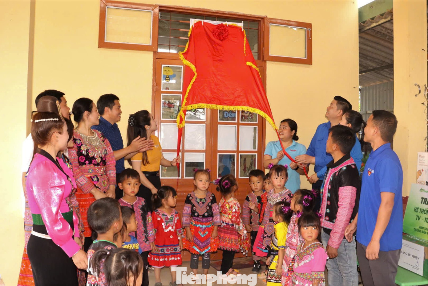 Công trình được xây dựng với quy mô 1 phòng học 42m2 và 1 nhà vệ sinh khép kín do Trung tâm Tình nguyện Quốc gia, Dự án Sức mạnh 2000 kêu gọi tài trợ và Dự án Nuôi em hỗ trợ với tổng trị giá 210 triệu đồng. Công trình được xây dựng với quy mô 1 phòng học 42m2 và 1 nhà vệ sinh khép kín do Trung tâm Tình nguyện Quốc gia, Dự án Sức mạnh 2000 kêu gọi tài trợ và Dự án Nuôi em hỗ trợ với tổng trị giá 210 triệu đồng.